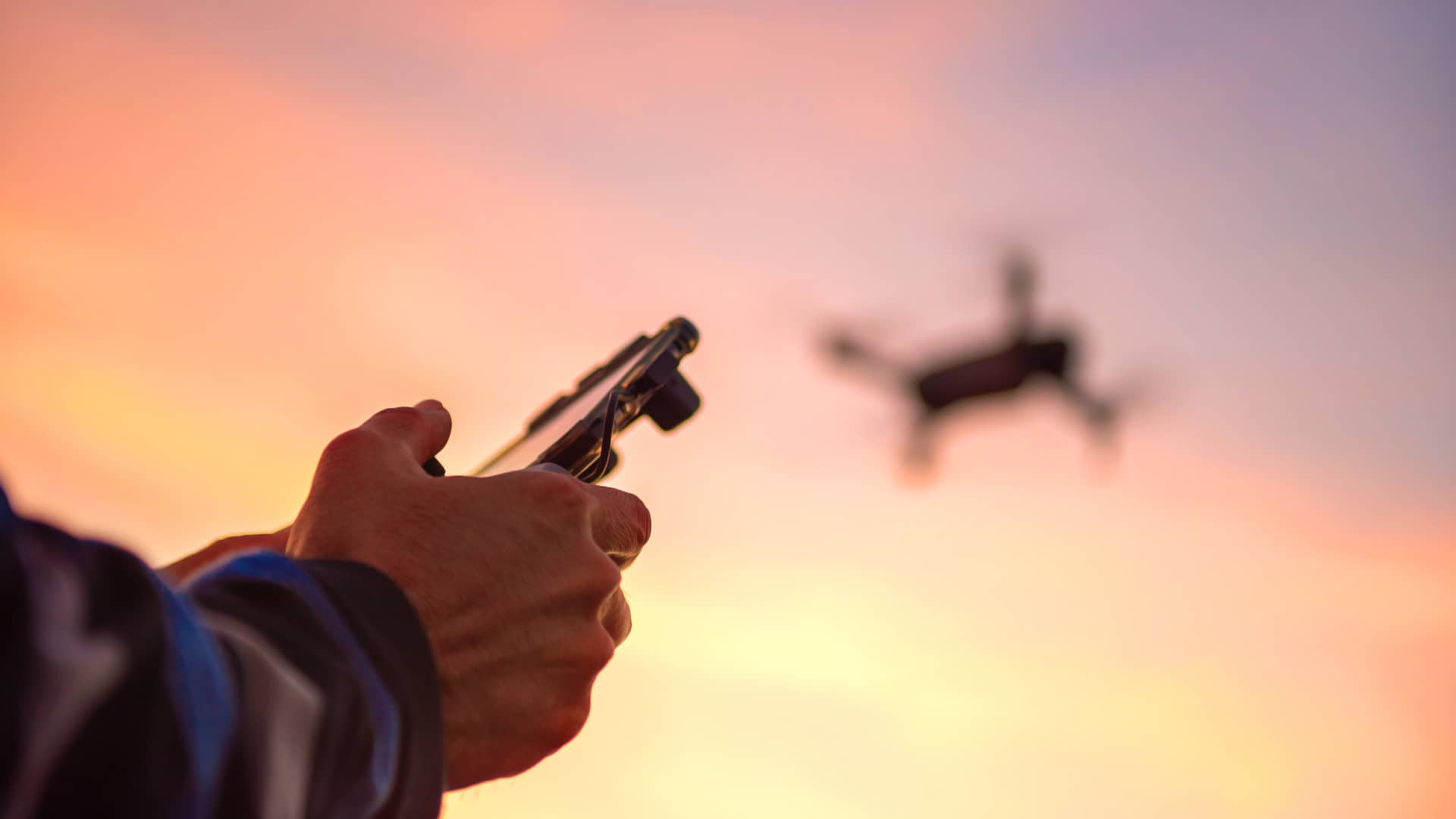 Técnico de movistar prosegur alarmas dirigiendo dron 