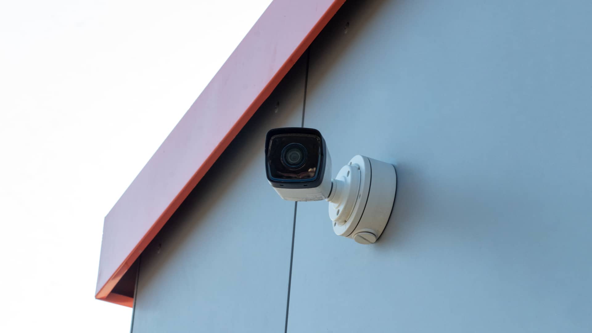 fachada de un edificio con una camara de videovigilancia de las alarmas de securitas direct
