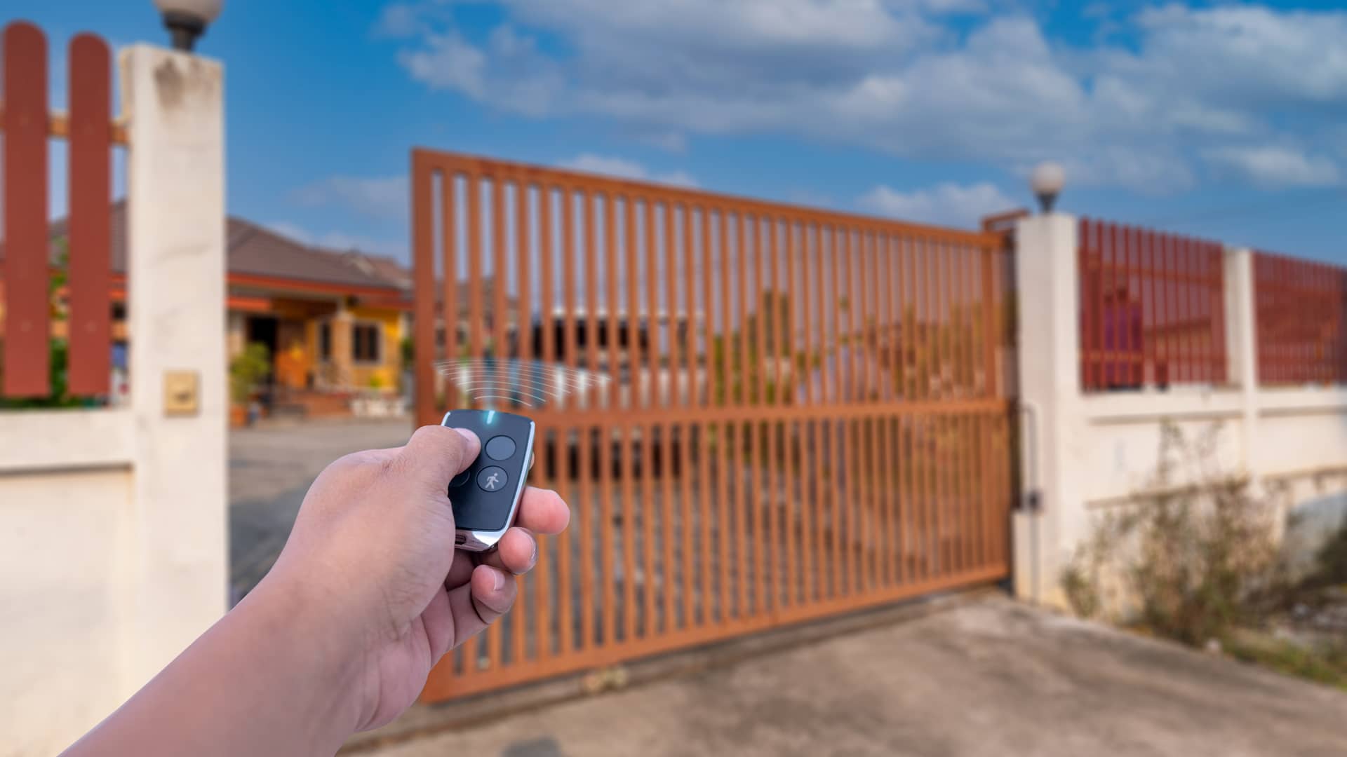 Hombre usando mando de securitas direct para cerrar puerta de entrada de su casa 