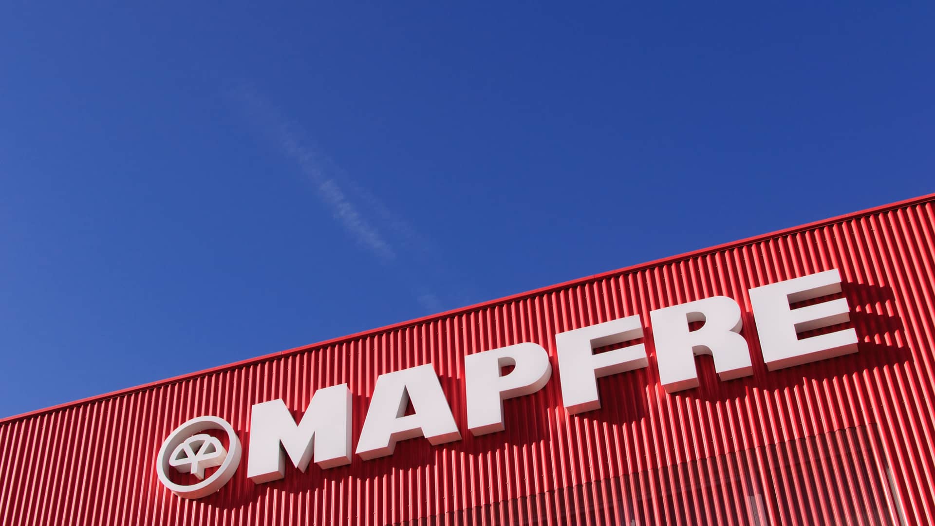 Fachada de un edificio de Mapfre para representar el acuerdo para contratar securitas direct alarmas con esa aseguradora
