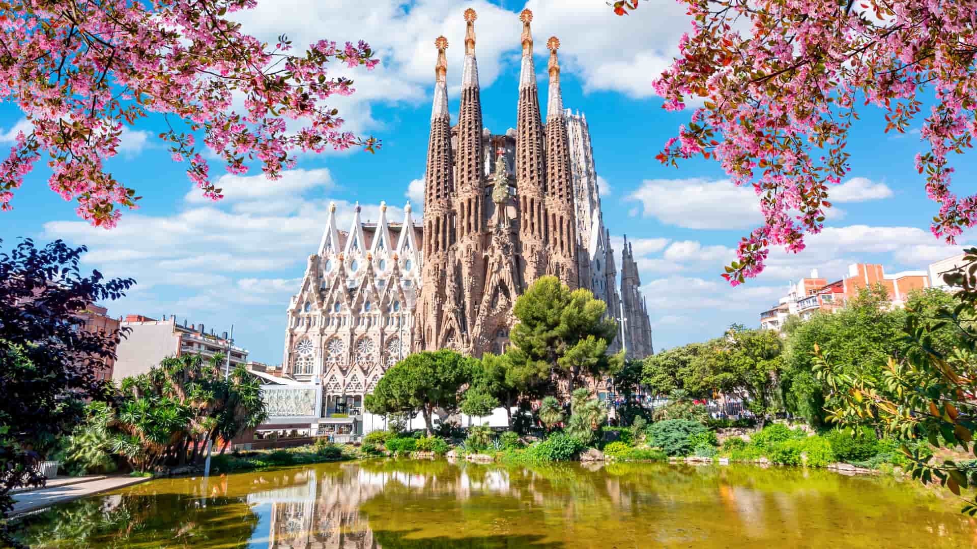 Catedral de la Sagrada Familia en primavera, Barcelona donde se encuentra una de las oficinas de la empresa de alarmas tecalsa