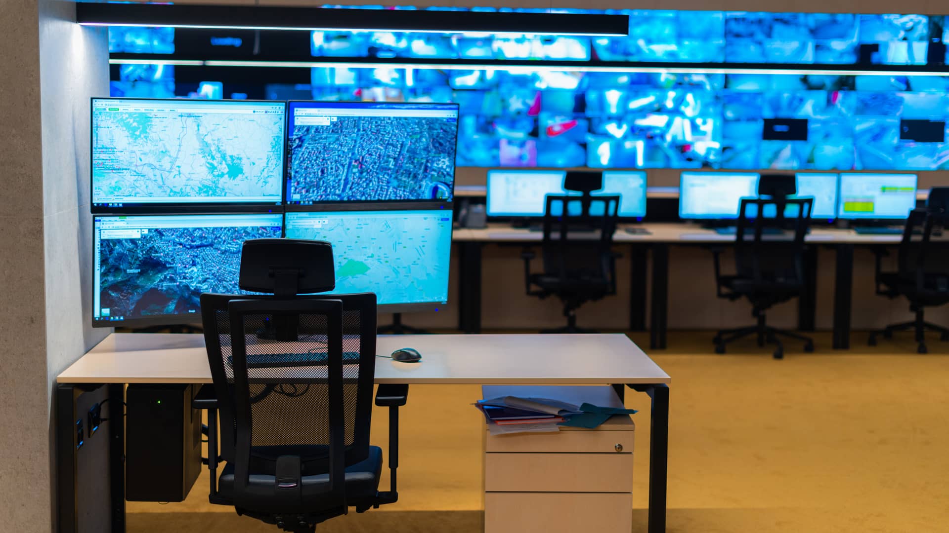 pantallas de una central receptora de avisos de alarmas vigilando distintos territorios