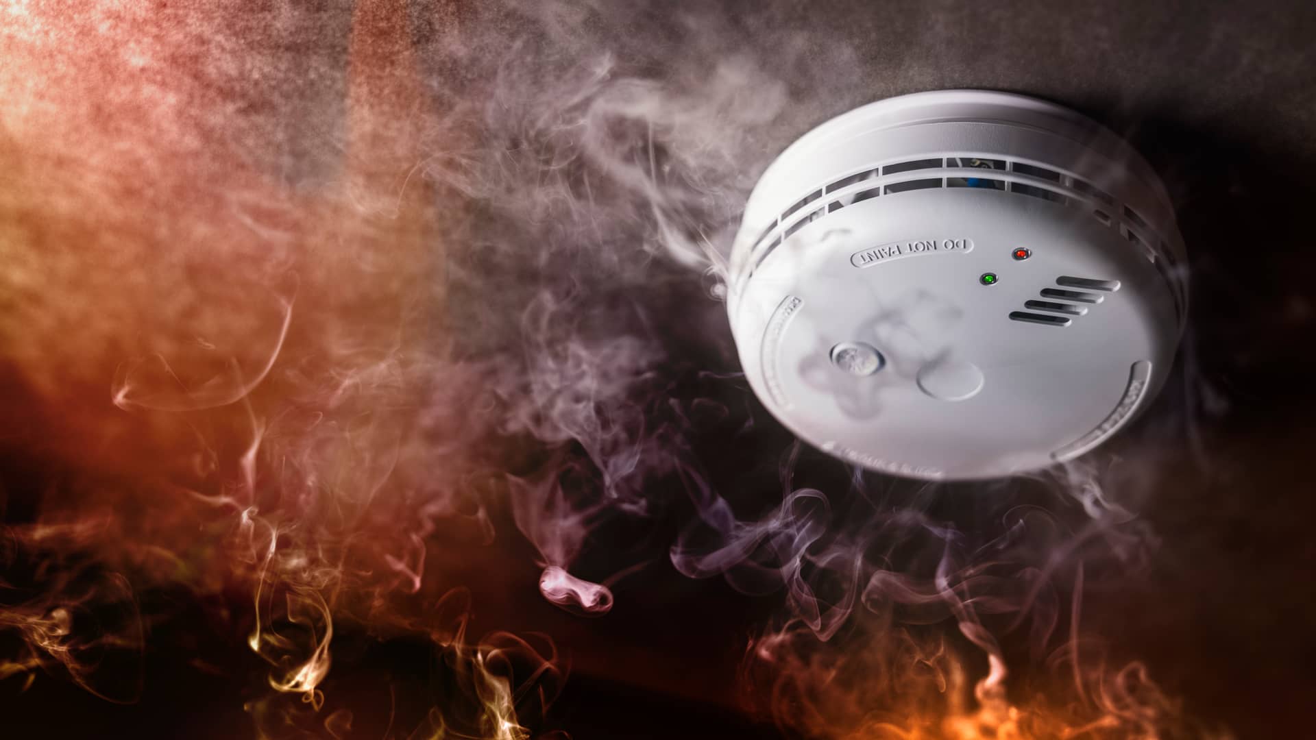 Detector de humo y alarma contra incendios instalado en vivienda